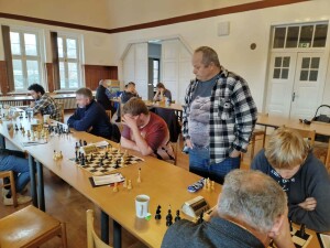 Jindra Korsa stojící nad partií svého syna